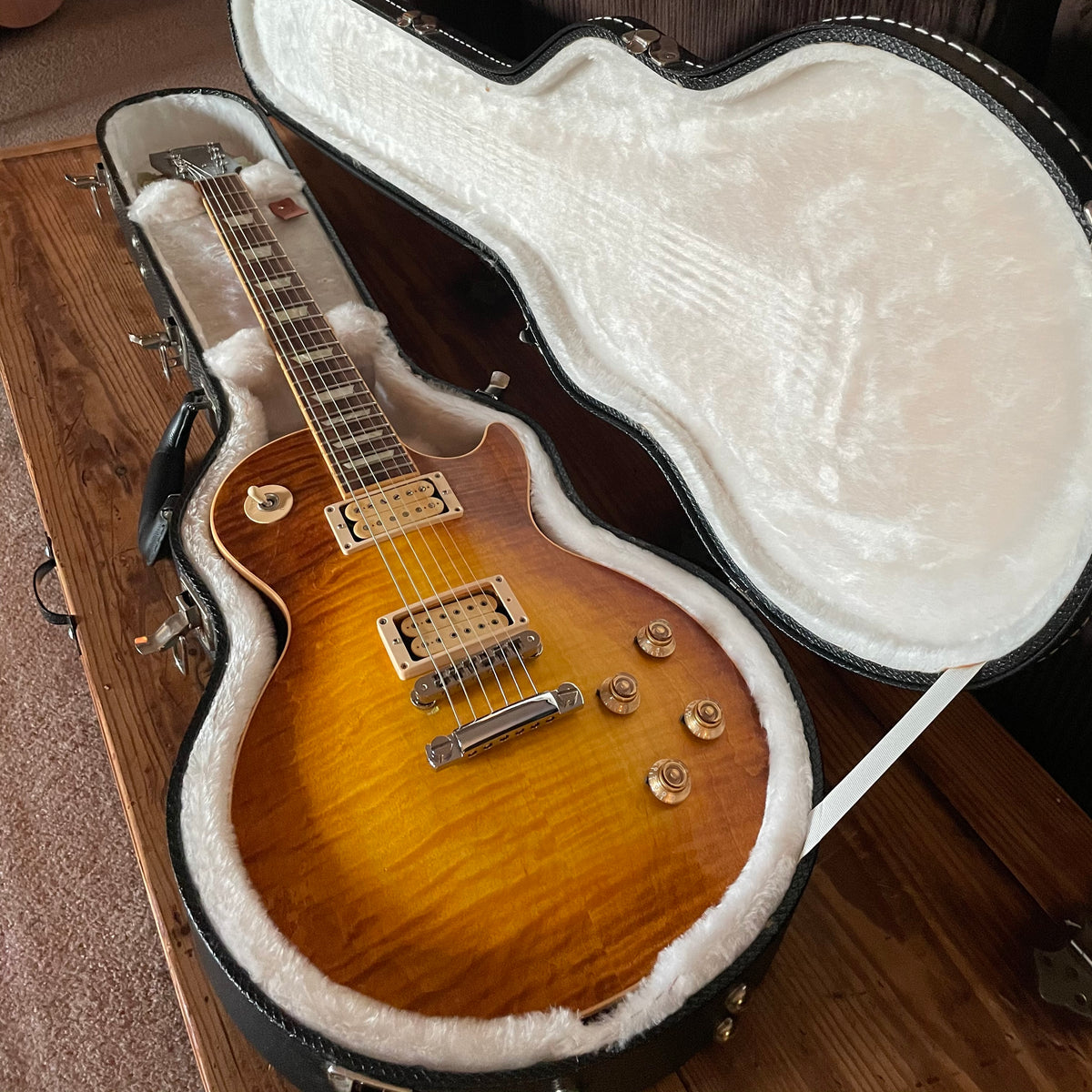 2006年製【Les Paul STANDARD】Honeyburst Gibson Les Paul Standard Faded Honeyburst 2006 – Chicago